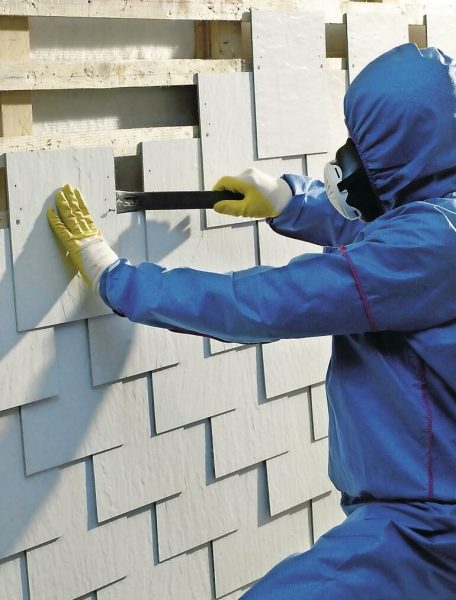 Nur sachkundige Personen dürfen Arbeiten an asbesthaltigen Bauteilen ausführen.
Foto: BG BAU