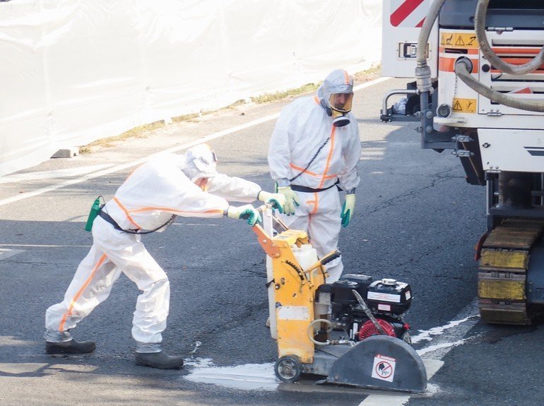 Frankreich: Asphaltschneider mit Wassersäge ohne Asbestfaseremission
Foto: © David Chauvin