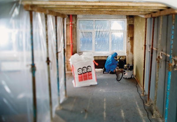 Der Umgang mit Asbest ist nur noch im Zuge von Abriss-, Sanierungs- und Instandhaltungsmaßnahmen erlaubt.
Foto: Kärcher
