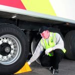 Unterlegkeile sichern LKW und verhindern Unfälle im Betrieb.