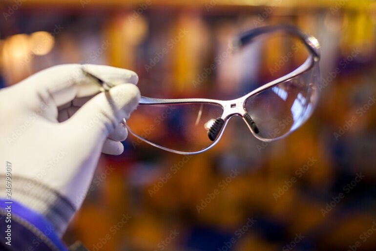Auf nonverbale Zeichen setzen: Beispielsweise beim Vorbeigehen mit einer Schutzbrille winkenAuf nonverbale Zeichen setzen: Beispielsweise beim Vorbeigehen mit einer Schutzbrille winken