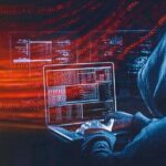 Cyberkriminalität: Hacker mit Kapuze