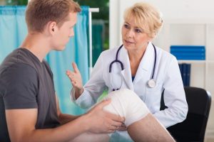 Doctor_talking_with_patient_having_trauma_of_patella
