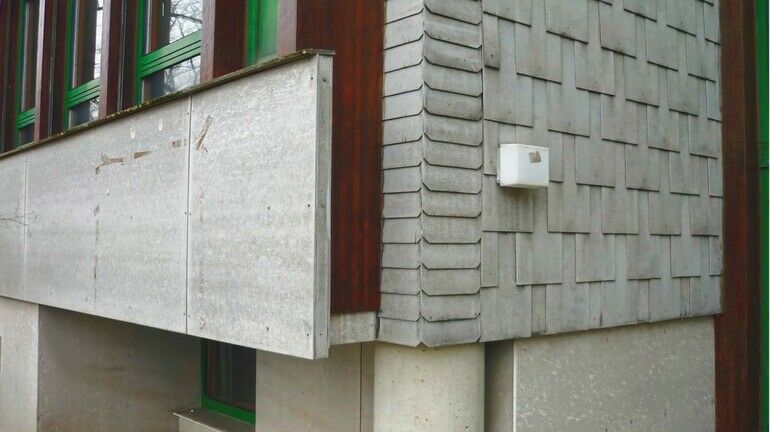 Verbauter Asbest in einer Fassade und Außenanlage
