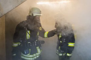 Feuerwehrmänner mit Atemschutzgerät