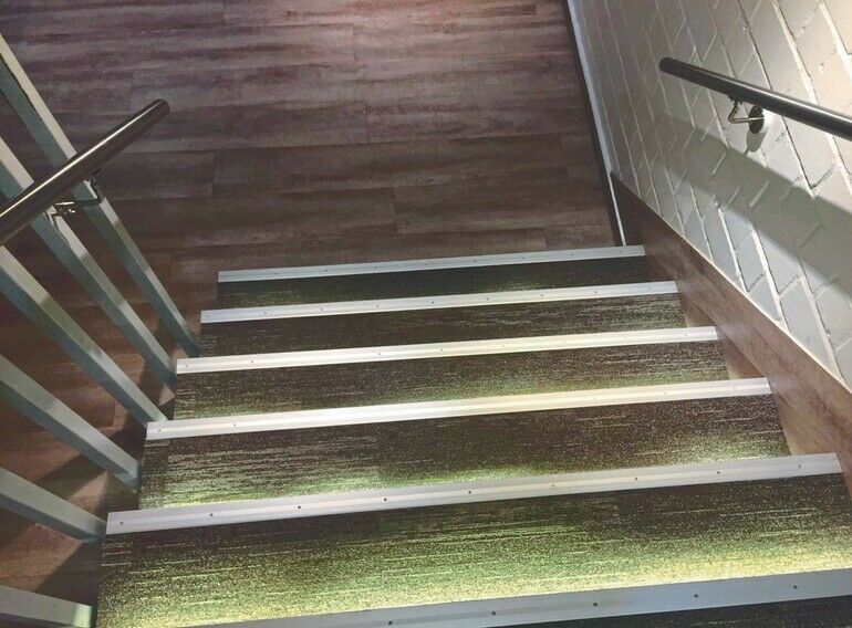 Treppenunfälle reduzieren: Farblich abgesetzte Stufenkanten und die integrierte Treppenbeleuchtung sorgen für eine optimale Erkennbarkeit der Trittflächen