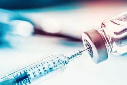 Close-up_medical_syringe_with_a_vaccine.