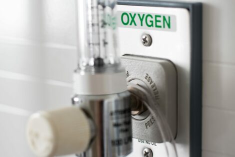 Medizinisches Notrufunternehmen besorgt Sauerstoff