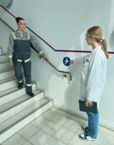 Sicherheitsvertrauensleute bei Evonik: Die beiden Azubis achten auch darauf, an Treppen vorbildlich den Handlauf zu benutzen