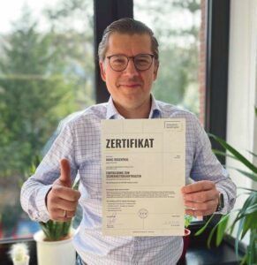 Marc Rosenthal, Absolvent des Fernlehrgangs, mit Zertifikat