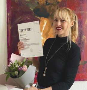 Noemi Kassaiova, Absolventin des Fernlehrgangs, mit Zertifikat