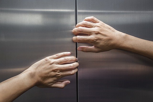 Panne im Aufzug – Bei Selbstrettung besteht Lebensgefahr