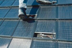 Neuartige Solardachpfannen liefern Strom und Wärme